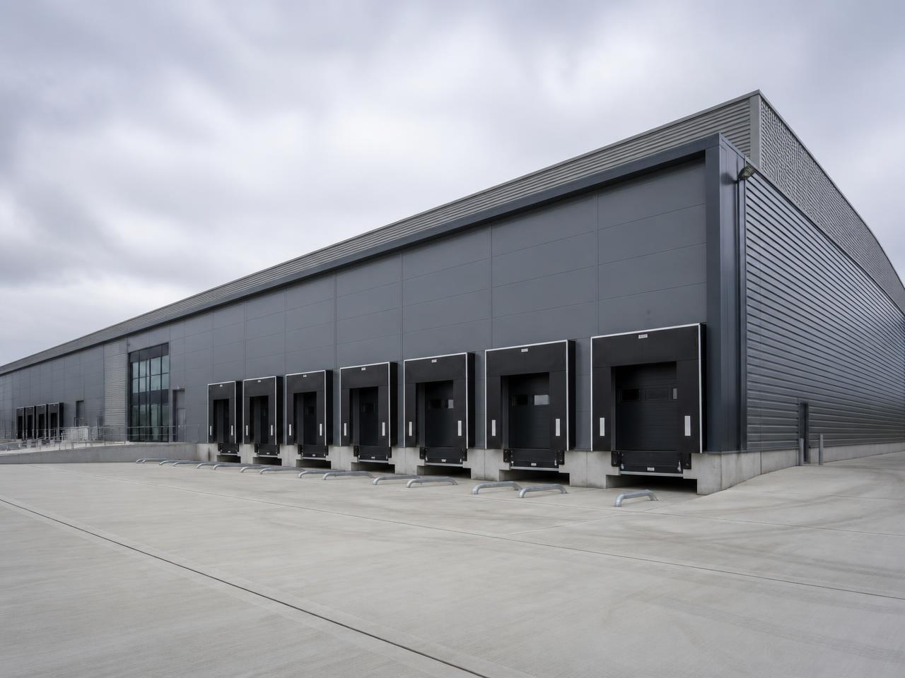 Commercial — Distribution unit — loading docks and yard
